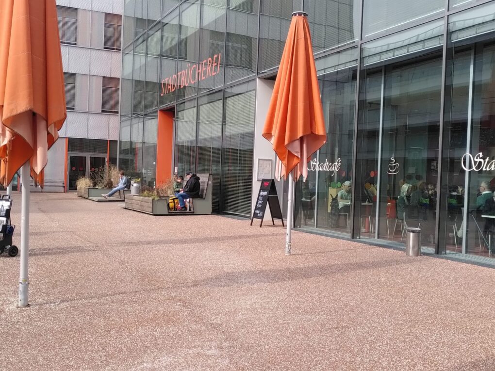 Treffpunkt vor der Stadtbücherei Augsburg