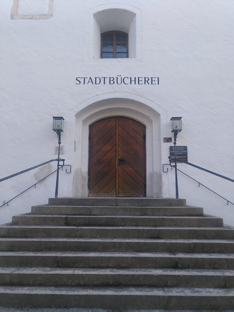 Treffpunkt vor der Stadtbücherei Ingolstadt